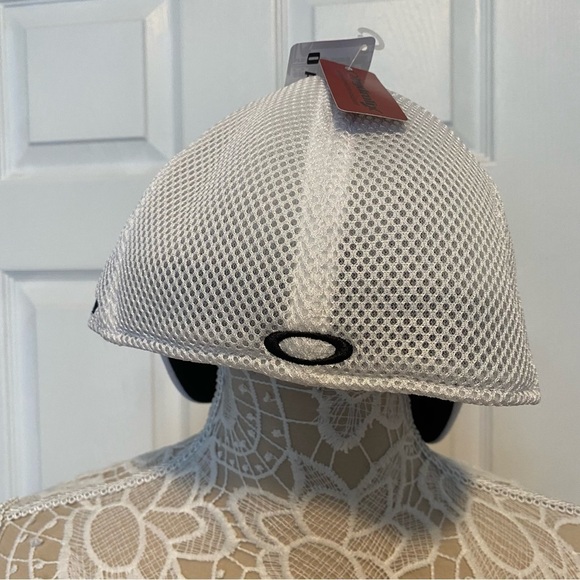 New with Tag Oakley cresting driver golf while cap Country Inns & Suites S/M - Picture 11 of 11